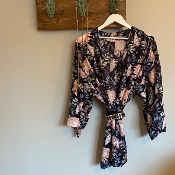 Super cute H&M light and open patterned blouse - Picture 1 of 4